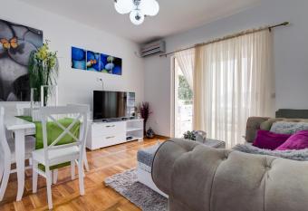 Varja 2 Apartment has Balcony rooms