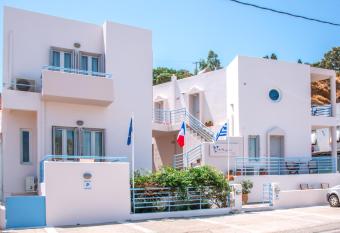 Alkyoni Studios has Balcony rooms