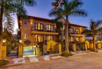 Villas Jurer   Hotel Boutique allows 18 year olds to book a room