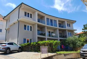 Vis a Vis Apartments has Balcony rooms