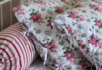 Ch  teau De Matel has rooms with a private hot tub