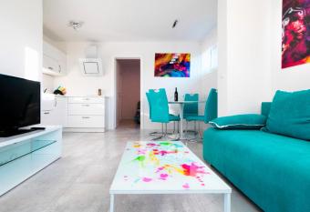 Vila Magenta has Balcony rooms