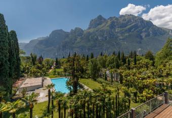 Du Lac Et Du Parc Grand Resort has rooms with a private hot tub