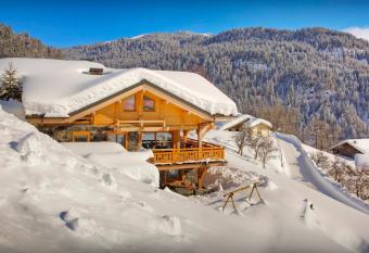 Chalet Crechoua - OVO Network has rooms with a private hot tub