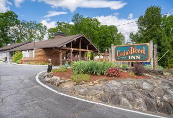 Cedarwood Inn has Balcony rooms