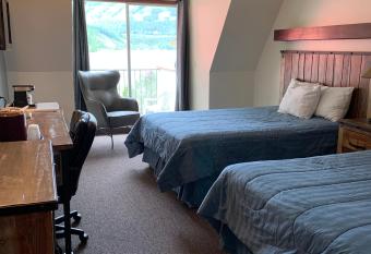 Three Valley Lake Chateau has Balcony rooms