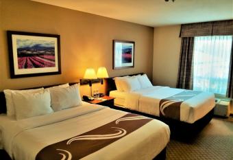 Quality Inn Airport has rooms with a private hot tub