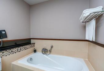 Tara Mantra Cha-Am Resort has rooms with a private hot tub