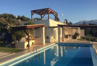 Villa Azure has Balcony rooms