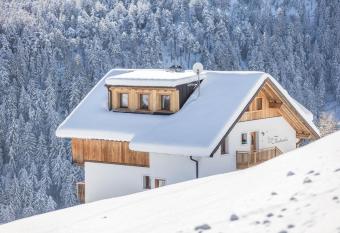Ciasa Funtanies Sas dla Crusc has Balcony rooms