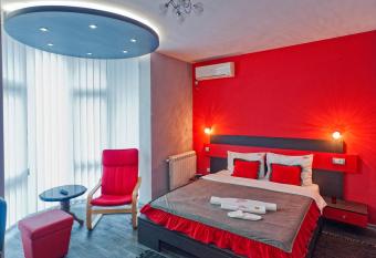 Garni Hotel Lama has rooms with a private hot tub