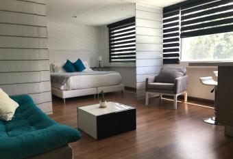 Aparta Estudio Aeropuerto allows 18 year olds to book a room