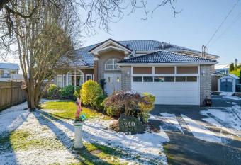 Jessicahouse ltd. has rooms with a private hot tub