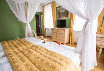 Pension PREMIUM allows 18 year olds to book a room