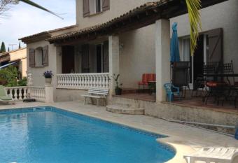 Lac Saint Esprit allows 18 year olds to book a room