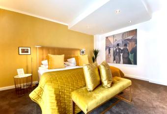 Parkhotel Bielefeld allows 18 year olds to book a room