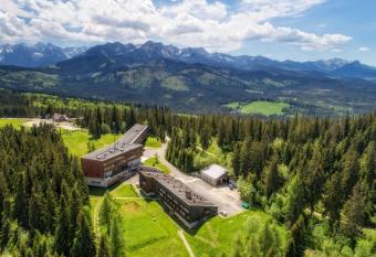 Zesp     Tatry - Hotel Tatry i Budynek Turystyczny allows 18 year olds to book a room