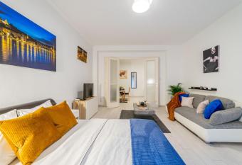 Del Mar Apartment has Balcony rooms