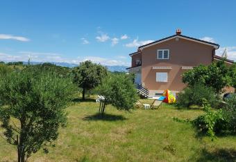 Apartments Mestrovic has Balcony rooms