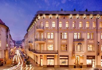 Roset Hotel & Residence allows 18 year olds to book a room