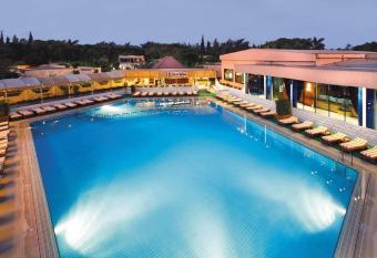 Cairo Pyramids Hotel allows 18 year olds to book a room