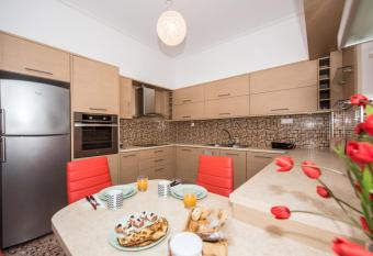 Cisamon Apartment has Balcony rooms