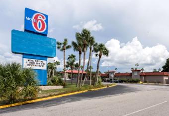 Motel 6 Spring Hill Weeki Wachee allows 18 year olds to book a room