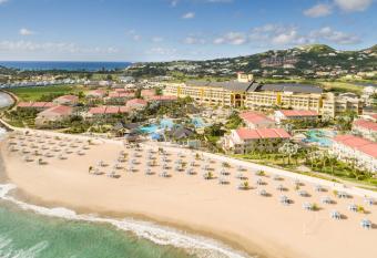 St. Kitts Marriott Resort & The Royal Beach Casino has rooms with a private hot tub