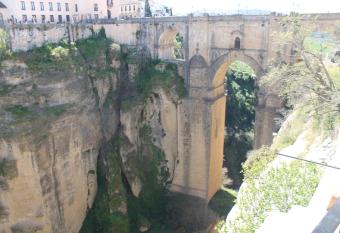 Buenavista Apartment allows 18 year olds to book a room