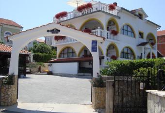 Villa Flora has Balcony rooms