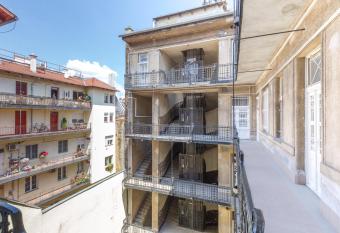 Real Apartments Zichy has rooms with a private hot tub