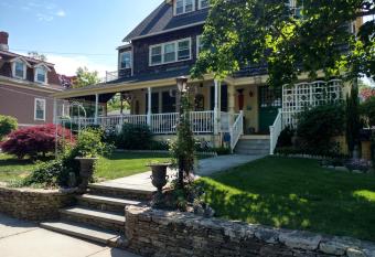 Armistead Cottage Bed & Breakfast allows 18 year olds to book a room