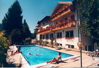 Albergo Gilda allows 18 year olds to book a room