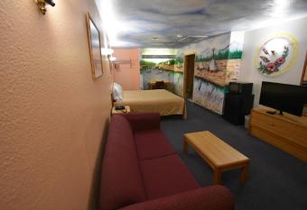 Americas Best Value Inn San Antonio/Lackland AFB has rooms with a private hot tub