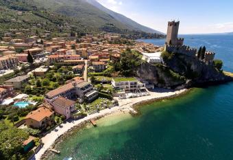 Hotel Castello Lake Front allows 18 year olds to book a room