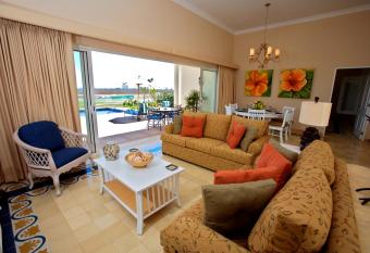 Pueblo Bonito Emerald Luxury Villas & Spa has rooms with a private hot tub