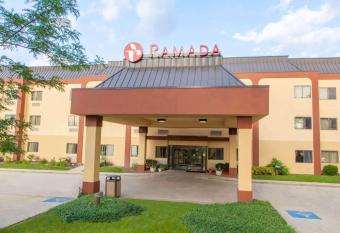 Best Western Bolingbrook Hotel has rooms with a private hot tub