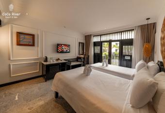 Hoi An Coco River Resort & Spa has rooms with a private hot tub