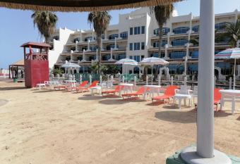 Durrah Beach Apartment has Smoking/Balcony rooms