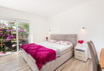 Apartment Nino has Balcony rooms