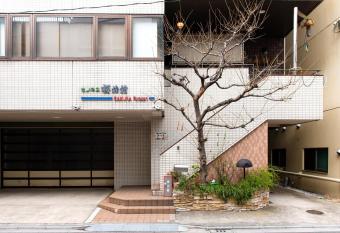 Sakura Ryokan Asakusa Iriya allows 18 year olds to book a room