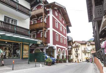 Villa Anzengruber allows 18 year olds to book a room