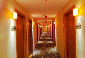 7Days Premium Chongqing Airport Light Rail Huixing Station Branch allows 18 year olds to book a room