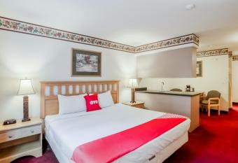 Spark by Hilton Tumwater has rooms with a private hot tub