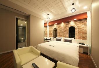 Premium Ava Hotel allows 18 year olds to book a room