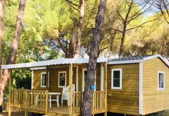 Camping Maureillas allows 18 year olds to book a room