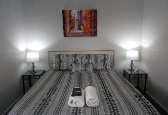 Tuscany Gardens Motor Lodge has rooms with a private hot tub