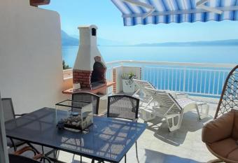 Vikula has Smoking rooms