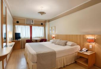 Mirasol Copacabana Hotel has rooms with a private hot tub