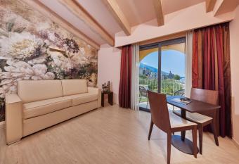 Hotel Europa has rooms with a private hot tub